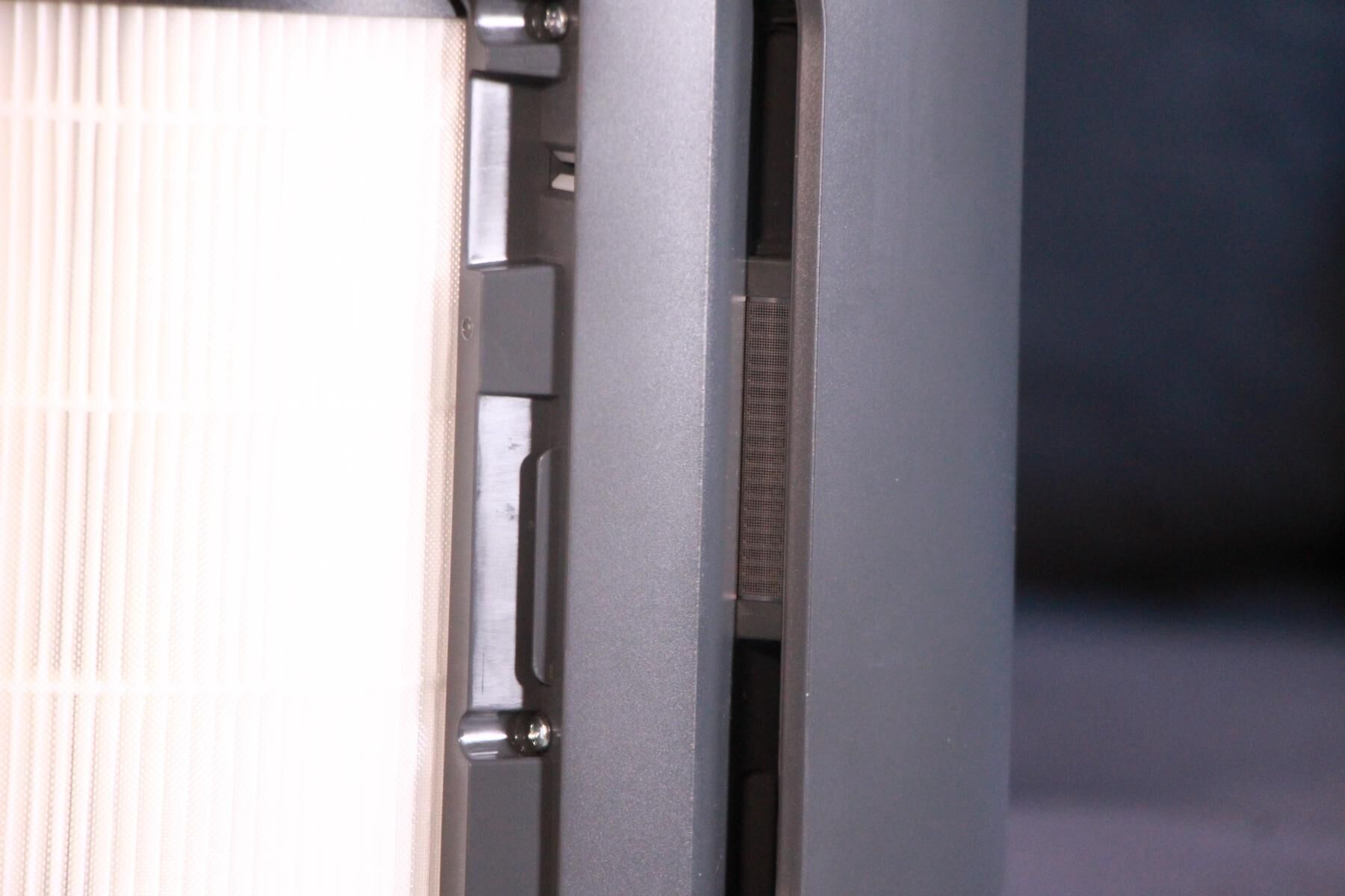 Die AeraSense Sensoren des Philips Air Performer Series 8000 (AMF870/15) und die Einlässe zur Messung der Partikel und Luftqualität sind in der Nahaufnahme gezeigt.